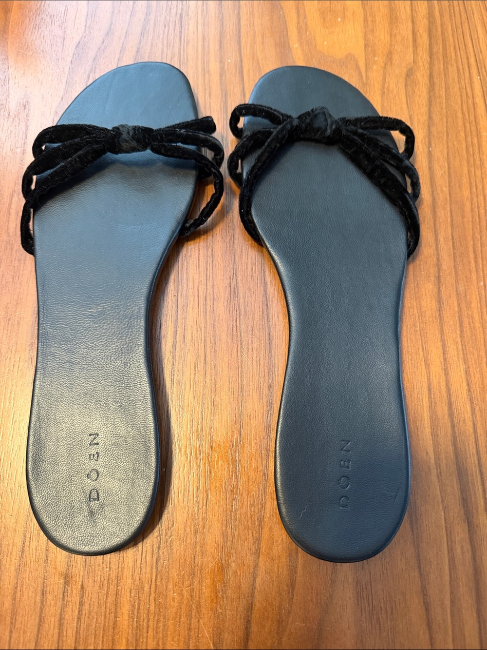 Doen Black Velvet Knotted Slide Sandals. Size: 9 (40.5)